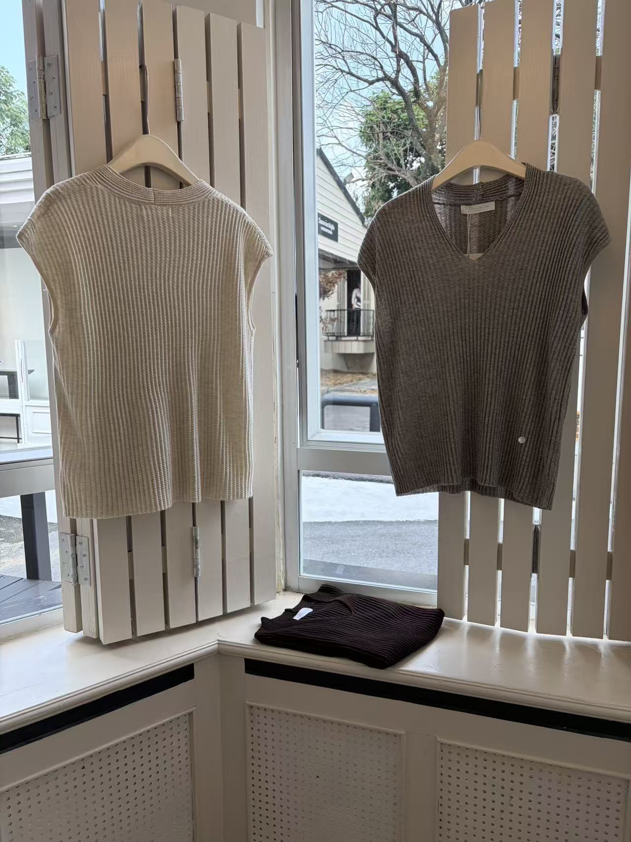 HELLO MILK TEE- 86963 V領上衣