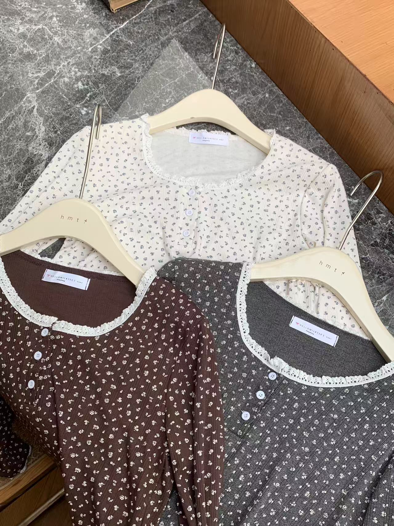 HELLO MILK TEE- 86977 圓領碎花衫
