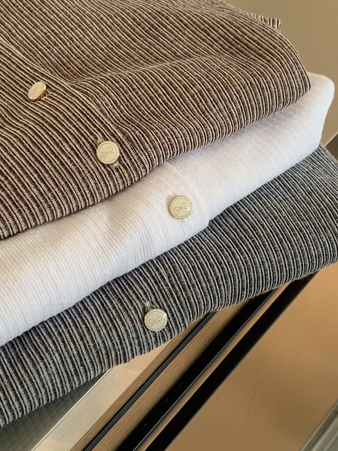 HELLO MILK TEE- 86993 排扣小衫