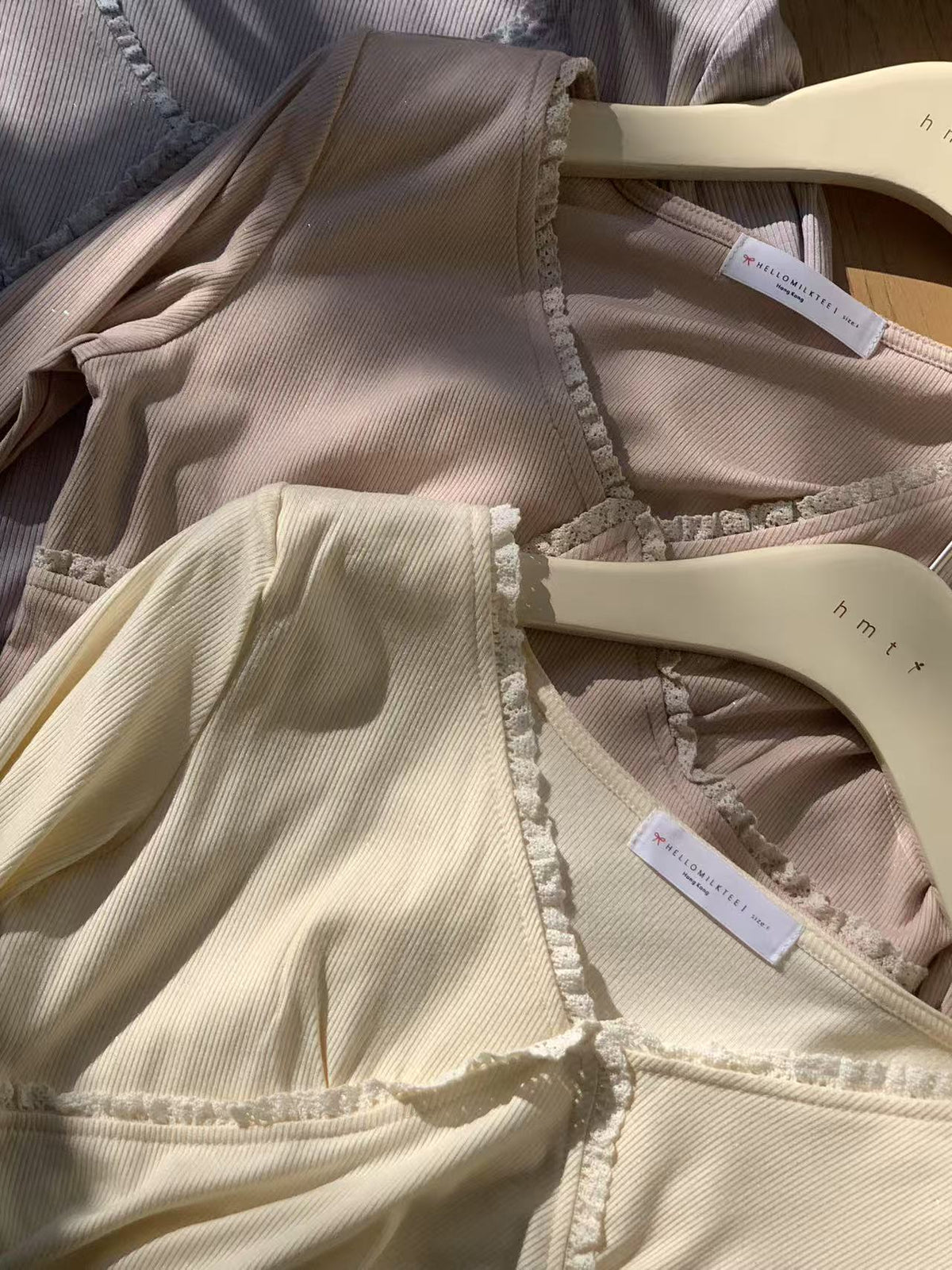 HELLO MILK TEE- 87051 蕾絲邊小衫