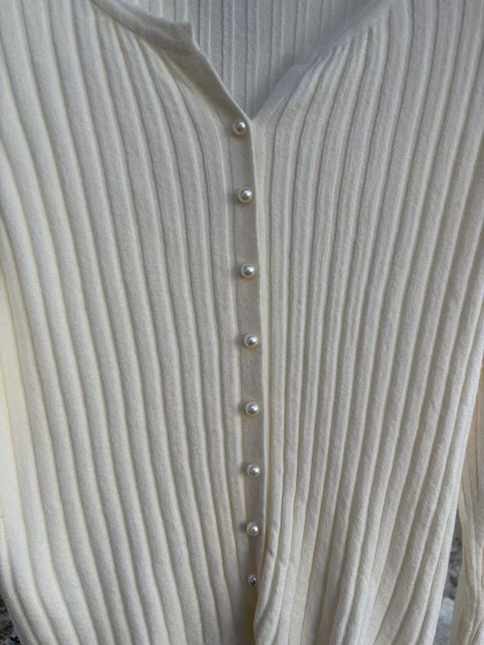 HELLO MILK TEE- 87026 珍珠扣小衫