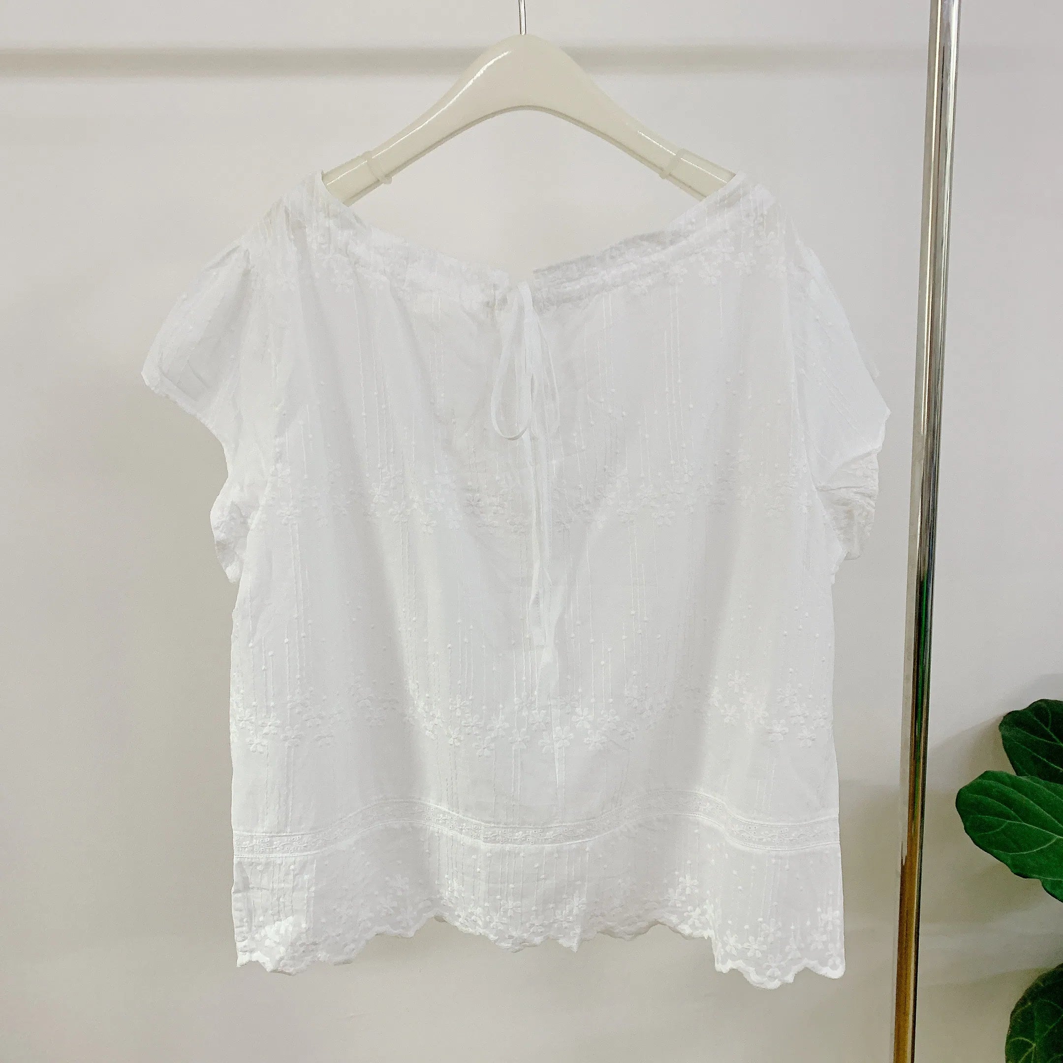 HELLO MILK TEE- 85186 刺繡花邊衫