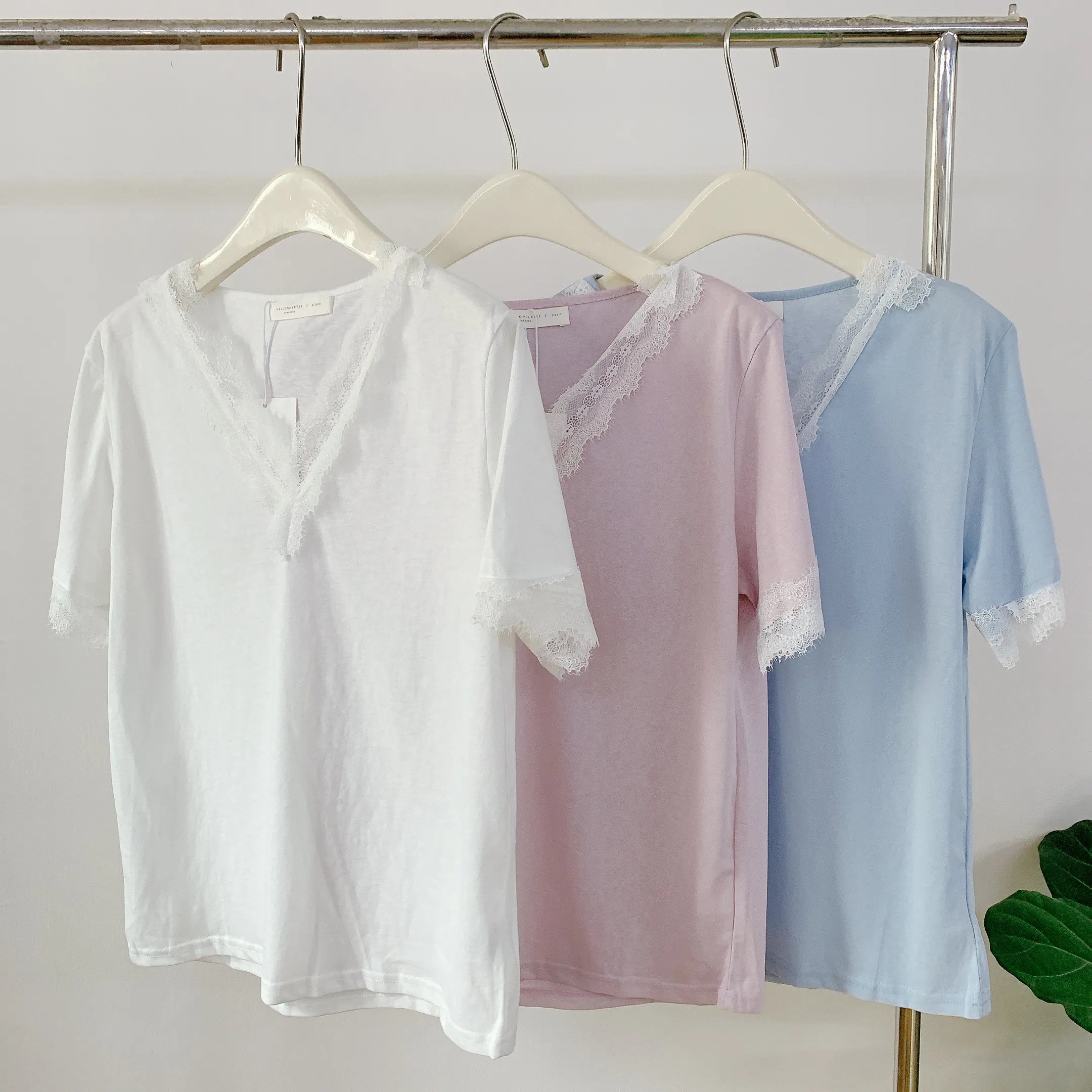 HELLO MILK TEE-85212 V領花邊衫