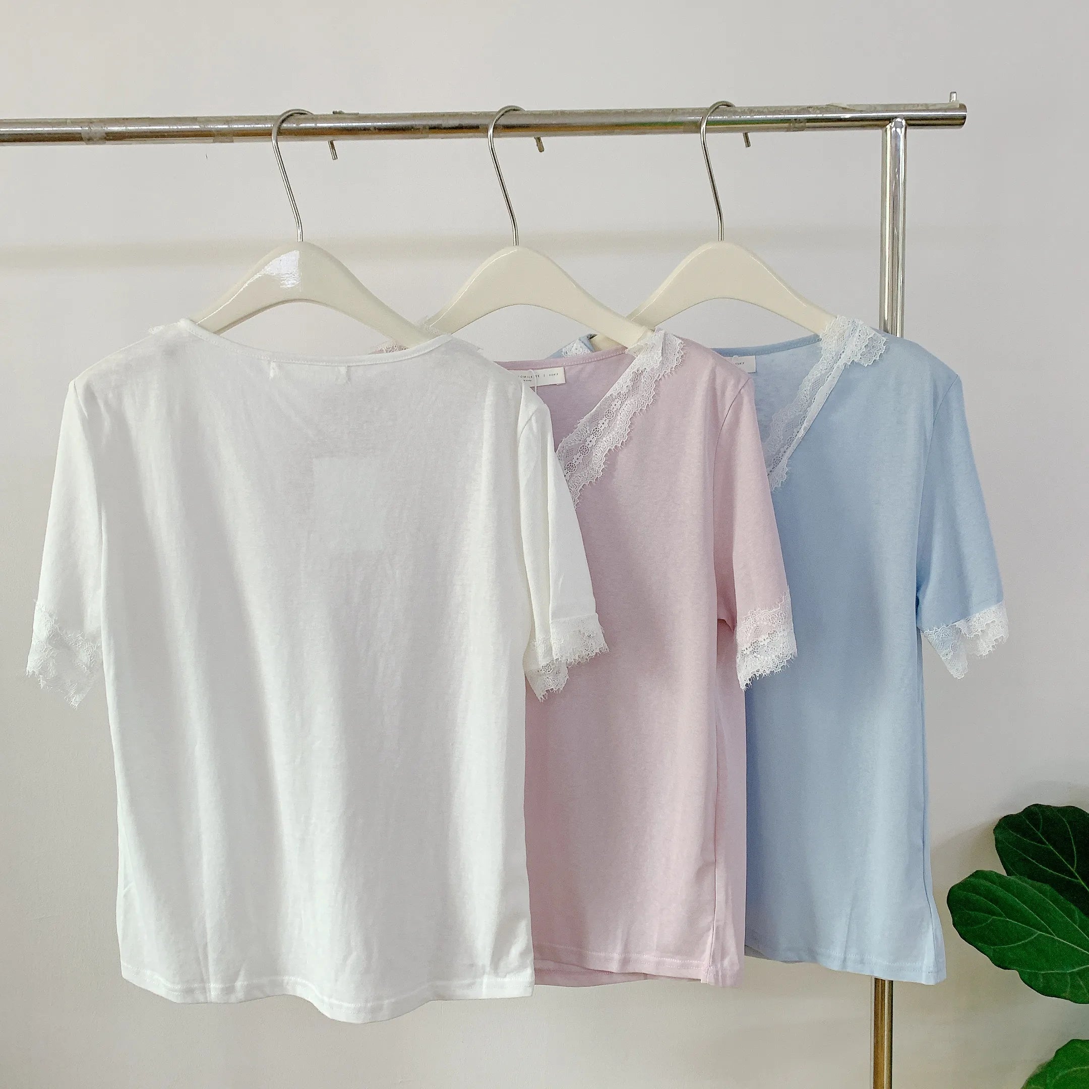 HELLO MILK TEE-85212 V領花邊衫