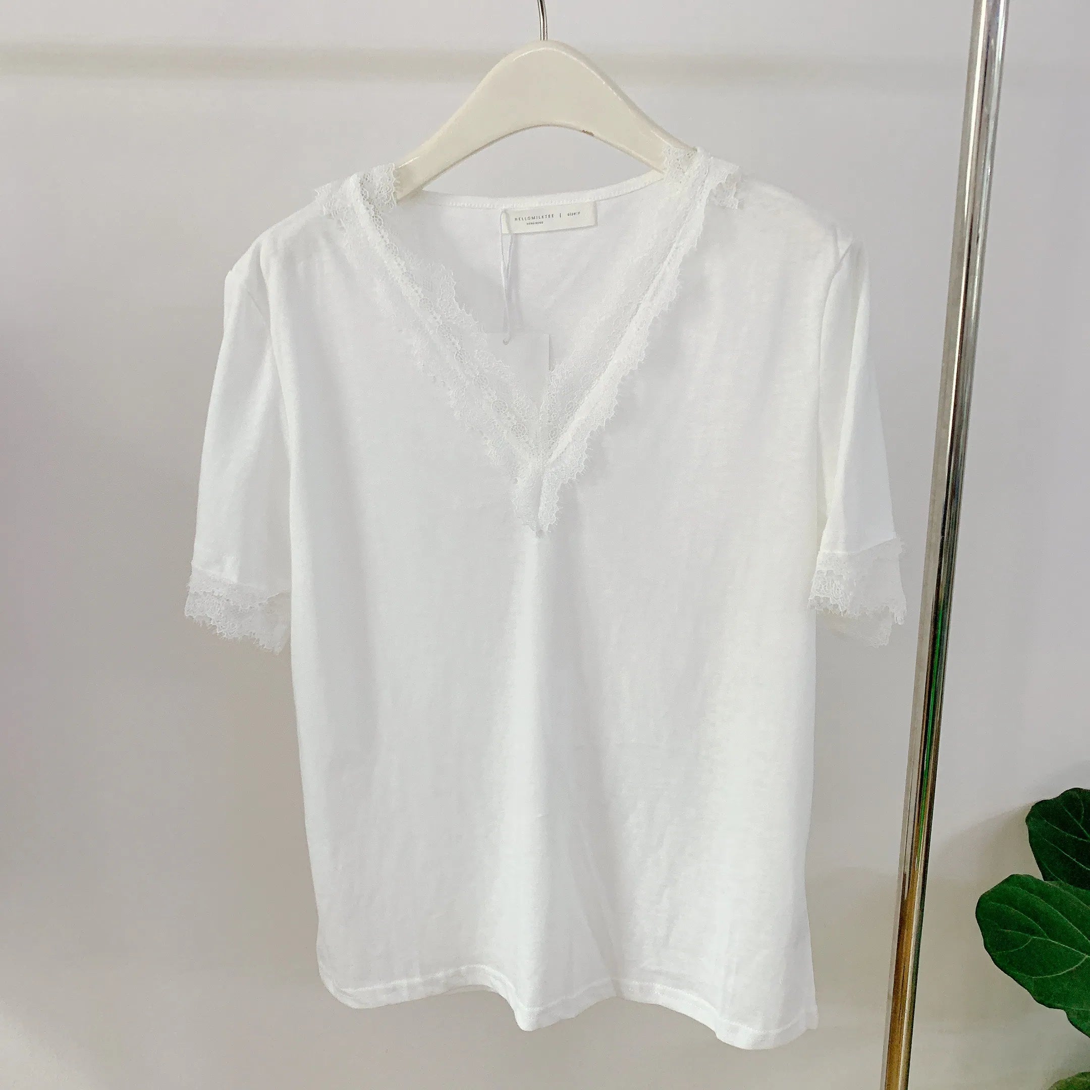 HELLO MILK TEE-85212 V領花邊衫