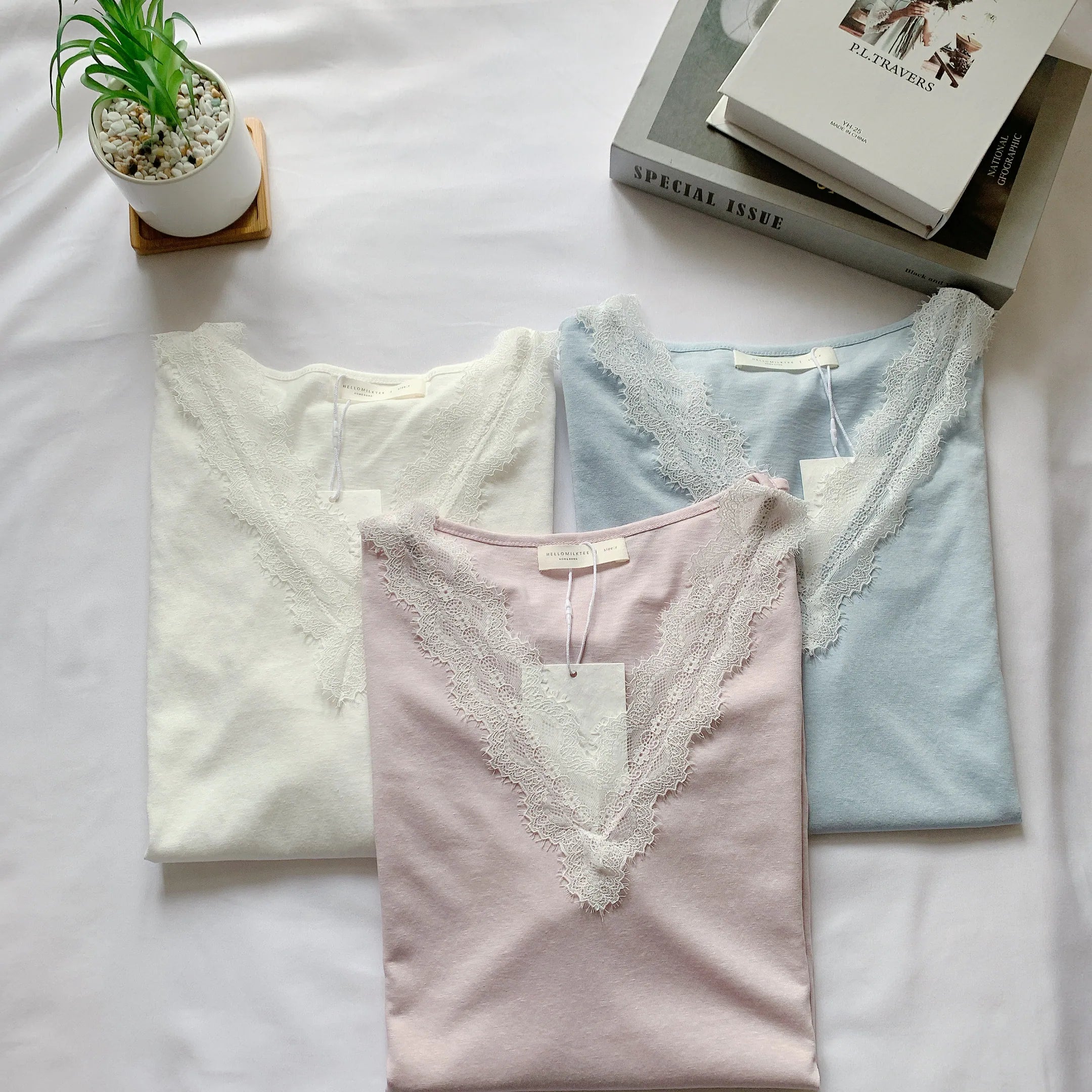 HELLO MILK TEE-85212 V領花邊衫