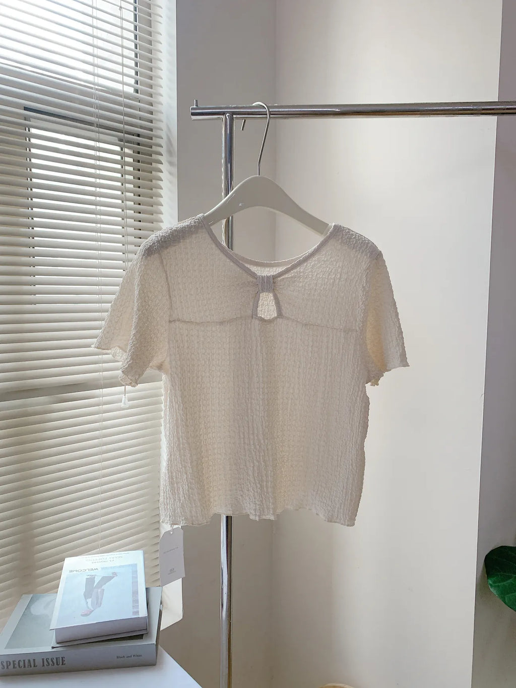 HELLO MILK TEE- 85305 領口鏤空上衣