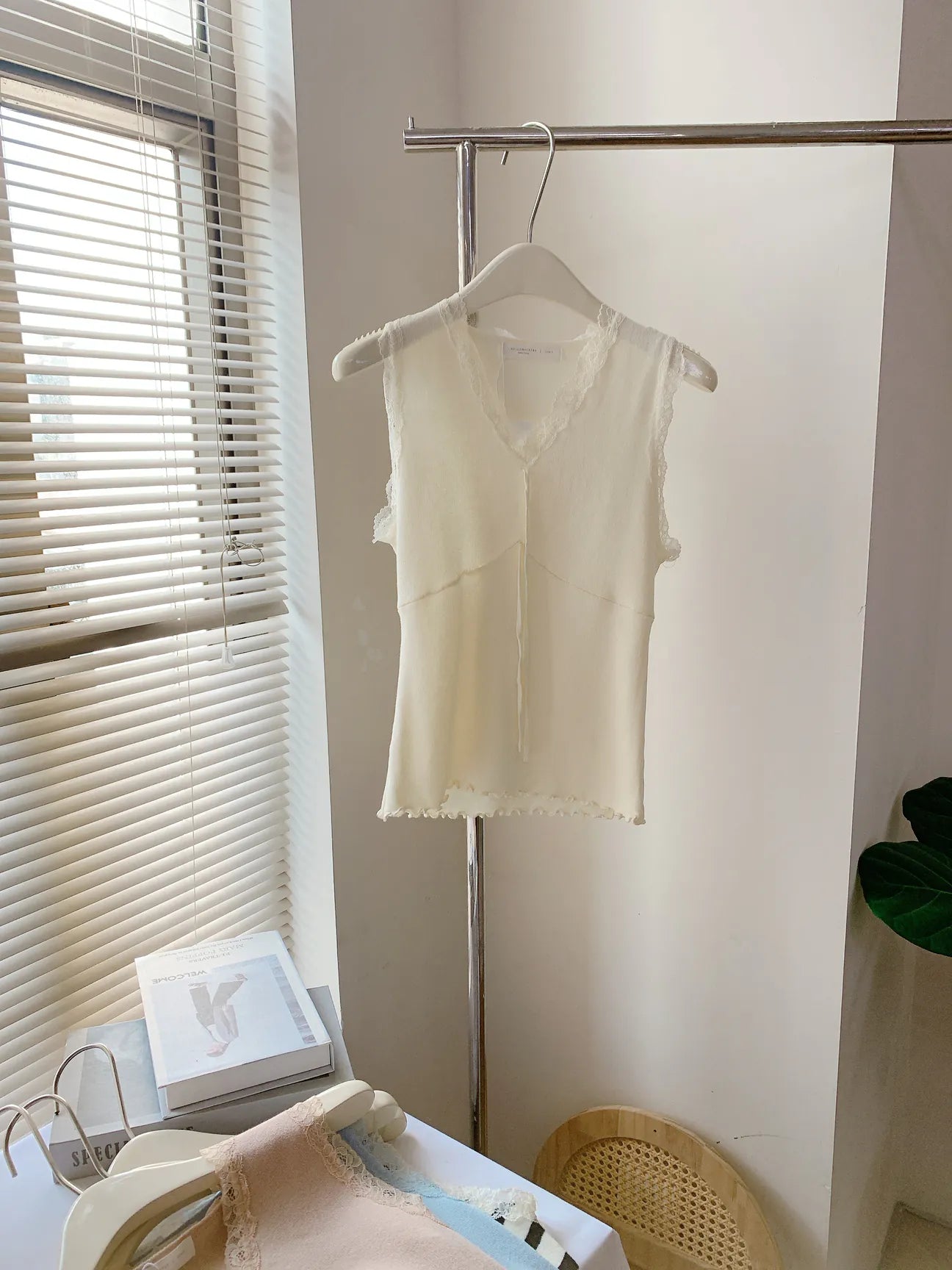 HELLO MILK TEE- 85289 花邊背心衫