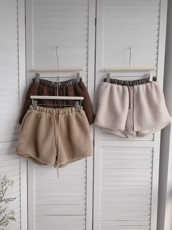 HELLO MILK TEE- 85829 羊羔毛短褲